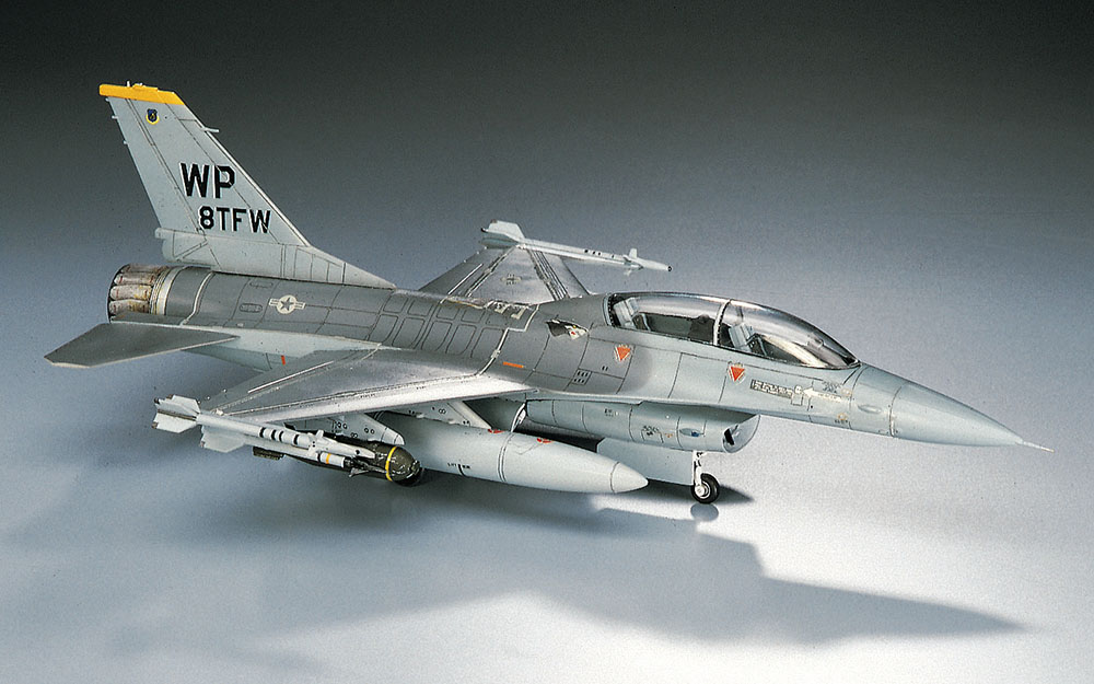 F-16B PLUS ファイティング ファルコン | 株式会社 ハセガワ